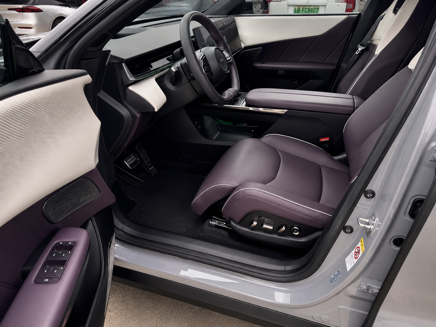 Mazda EZ-60 — fioletowe wnętrze, przykładowa konfiguracja